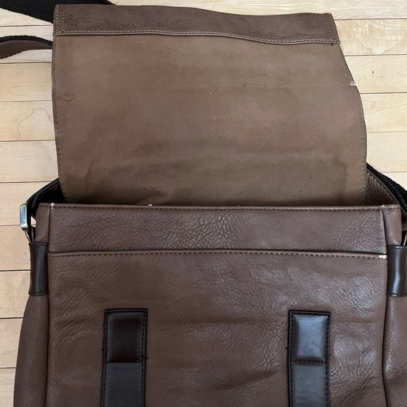 ESPE Vegan Leather Brown Tote, Magnetic flap/zipper closure, see notes below - Picture 5 of 16